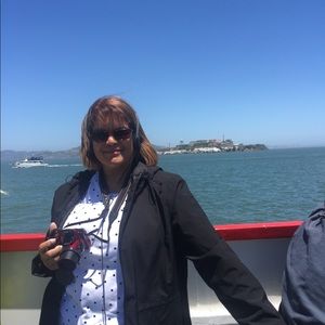 Meet your Posher, Idania